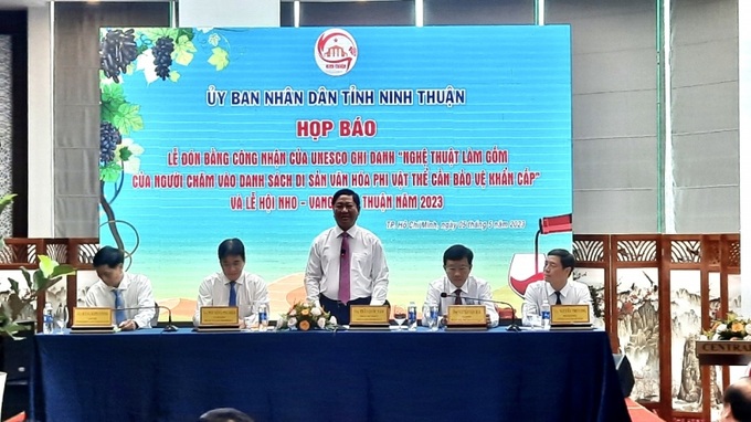 Ban tổ chức phát biểu tại họp báo.