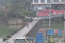 Thanh niên lao ô tô mới mua xuống sông vì... mải đọc tin nhắn