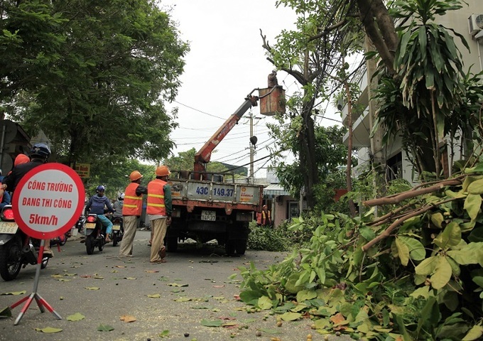 Bão số 9: Các tỉnh miền Trung gấp rút chèn chống nhà cửa, sơ tán dân