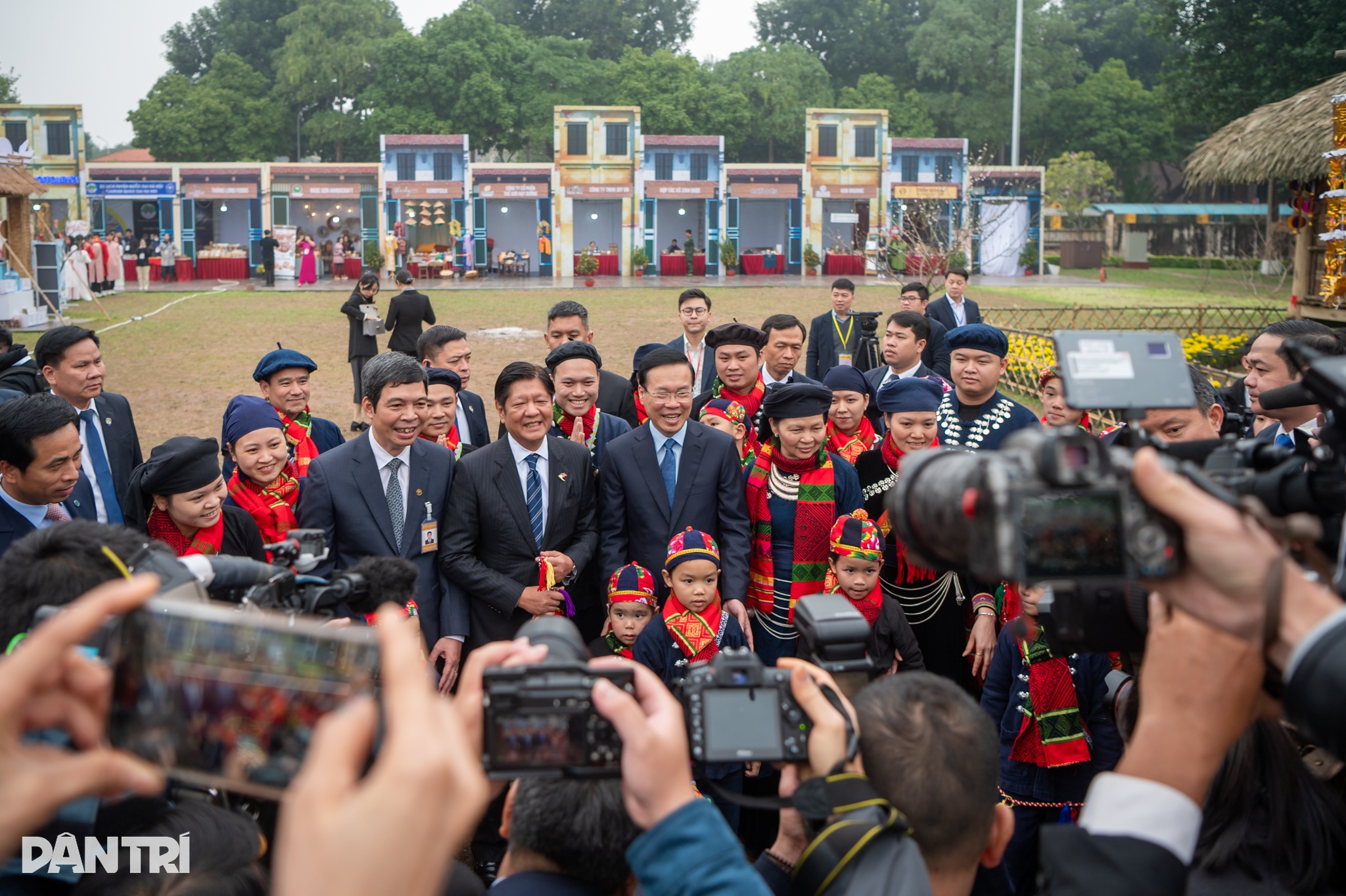 राष्ट्रपति वो वान थुओंग और फिलीपीन के राष्ट्रपति ने इंपीरियल गढ़ का दौरा किया - 3 Chủ tịch nước Võ Văn Thưởng cùng Tổng thống Philippines thăm Hoàng thành - 3