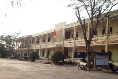 Thầy giáo thể dục bị tố đánh nữ sinh vì cởi khăn quàng và phù hiệu khi tan học