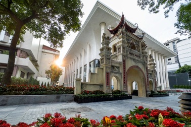 Cổng Trại Bảo an binh, di tích nằm ở vị trí độc nhất vô nhị cạnh Nhà hát Hồ Gươm