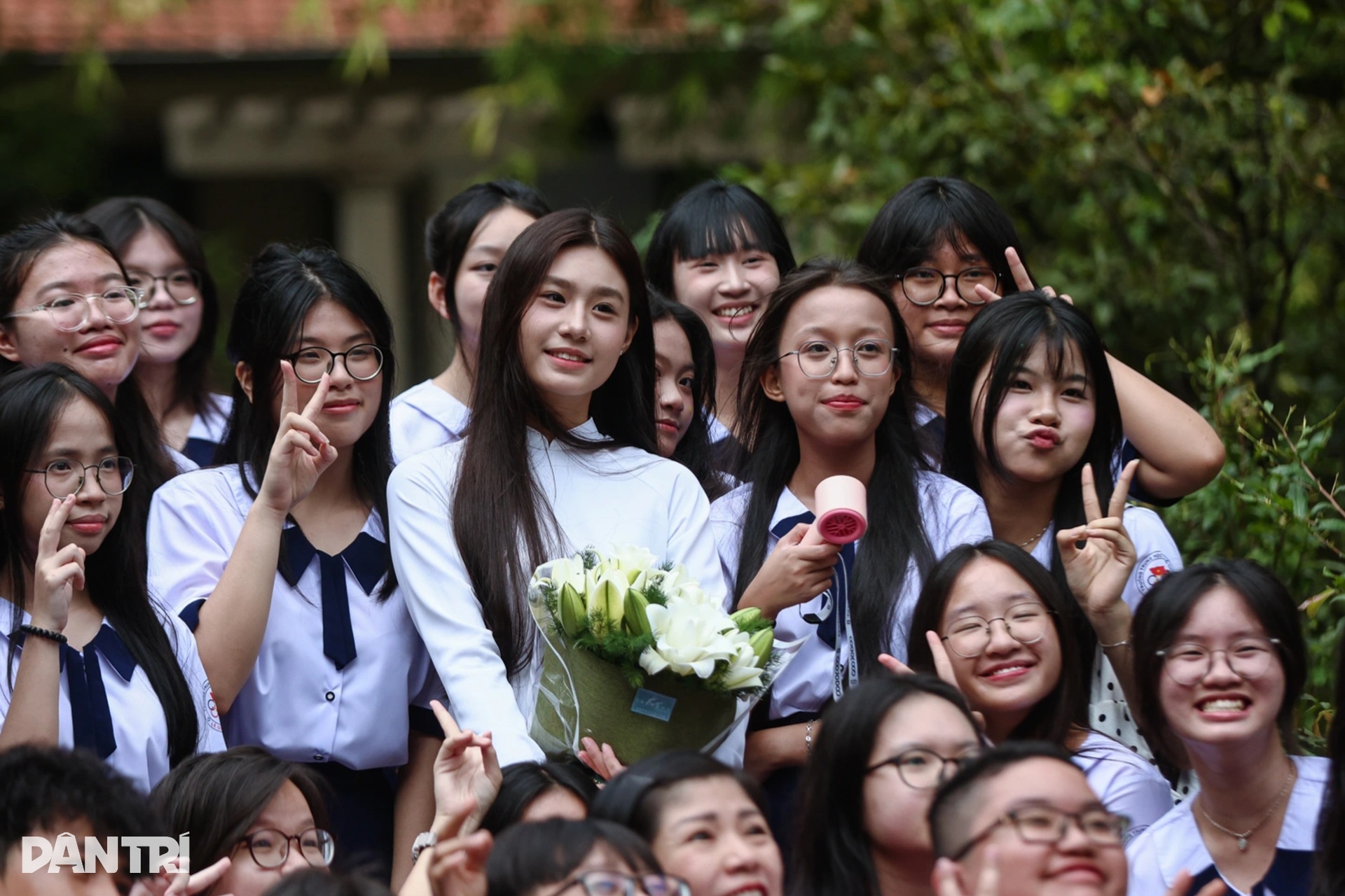 Nữ sinh Sài Thành thướt tha áo dài trắng trong ngày khai giảng - 1