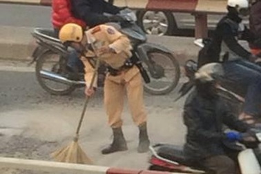 Dân mạng ngưỡng mộ chiến sĩ CSGT cặm cụi dọn đường