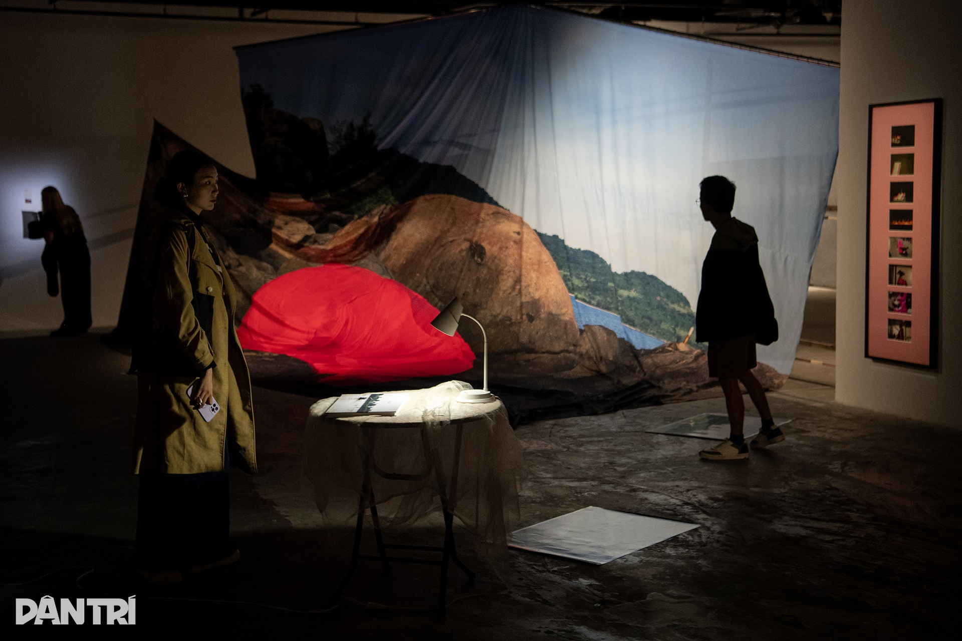 Chiêm ngưỡng các tác phẩm nhiếp ảnh độc đáo tại Biennale Photo Hanoi 2025 - 14