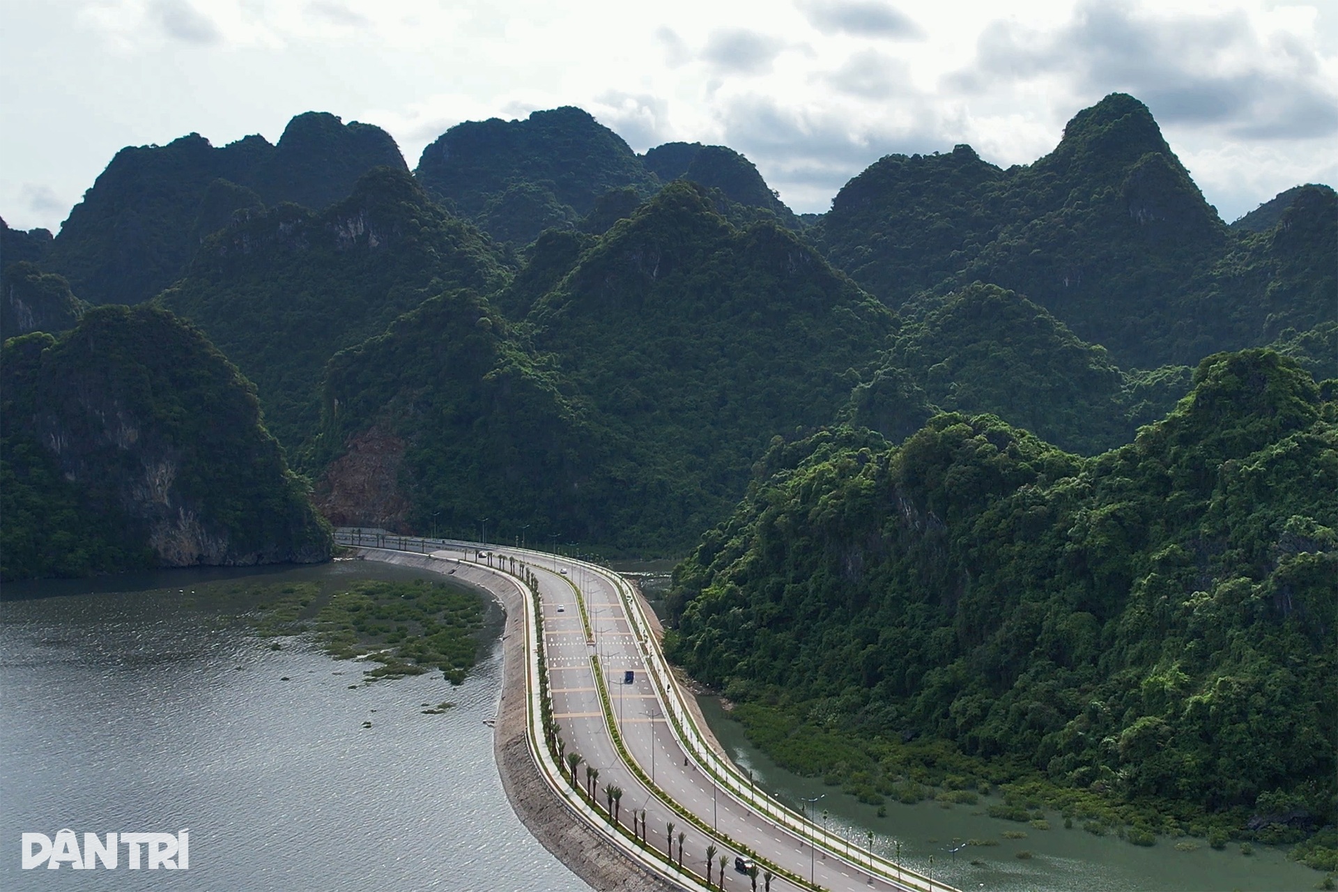 Ngắm đường bao biển đi xuyên qua kỳ quan thế giới vịnh Hạ Long - 3 Ngắm đường bao biển đi xuyên qua kỳ quan thế giới vịnh Hạ Long - 3