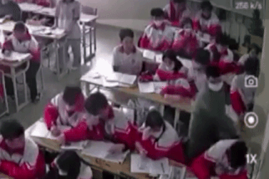 Xôn xao clip thầy giáo tát học sinh trong giờ học