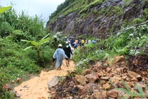 Đường Nha Trang - Đà Lạt tê liệt vì sạt lở núi nghiêm trọng