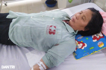 Nữ sinh lớp 9 cầu xin sự sống cho mẹ u não