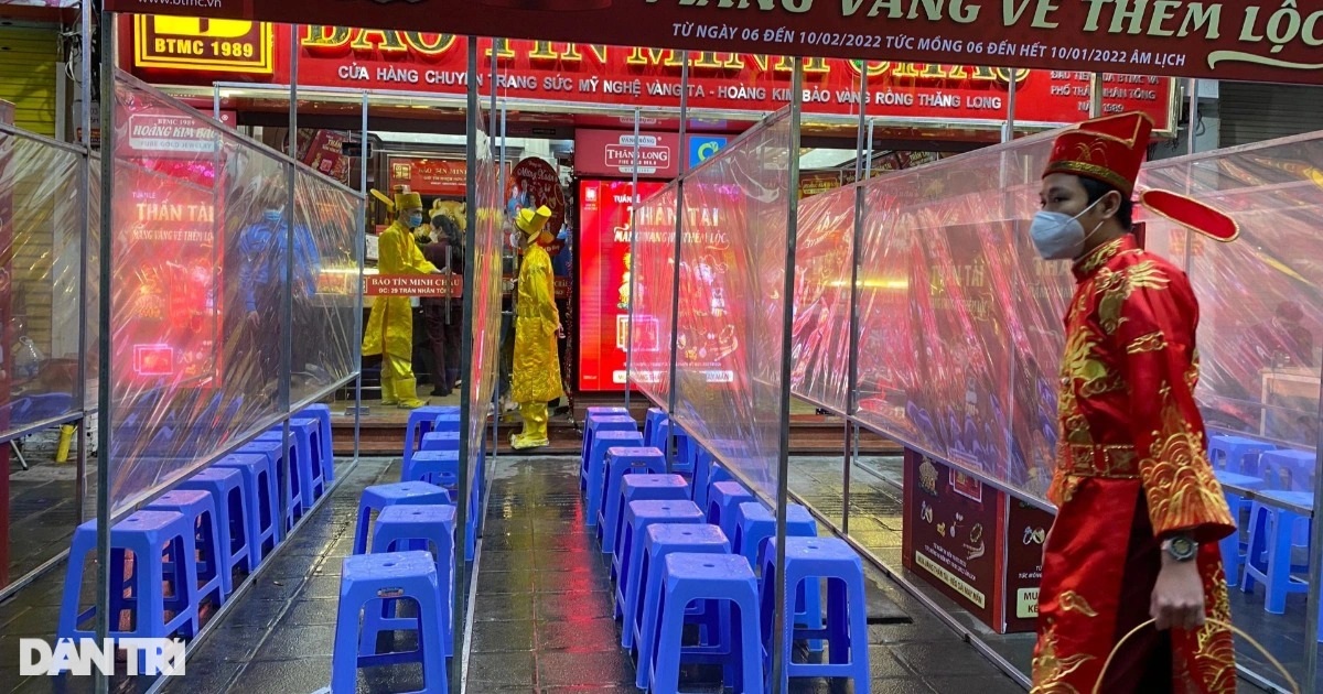 Những hình ảnh bất ngờ tại các nhà vàng Hà Nội, TPHCM ngày vía Thần tài - 13 Những hình ảnh bất ngờ tại các nhà vàng Hà Nội, TPHCM ngày vía Thần tài - 13