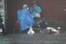 Xe máy nổi lềnh bềnh, đường biến thành "sông" trong cơn mưa lớn ở TPHCM