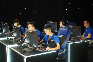 Samsung trình làng màn hình máy tính cong dành cho game thủ