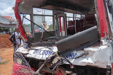 3 người tử vong, 15 học sinh nhập viện sau cú tông giữa xe khách và xe tải