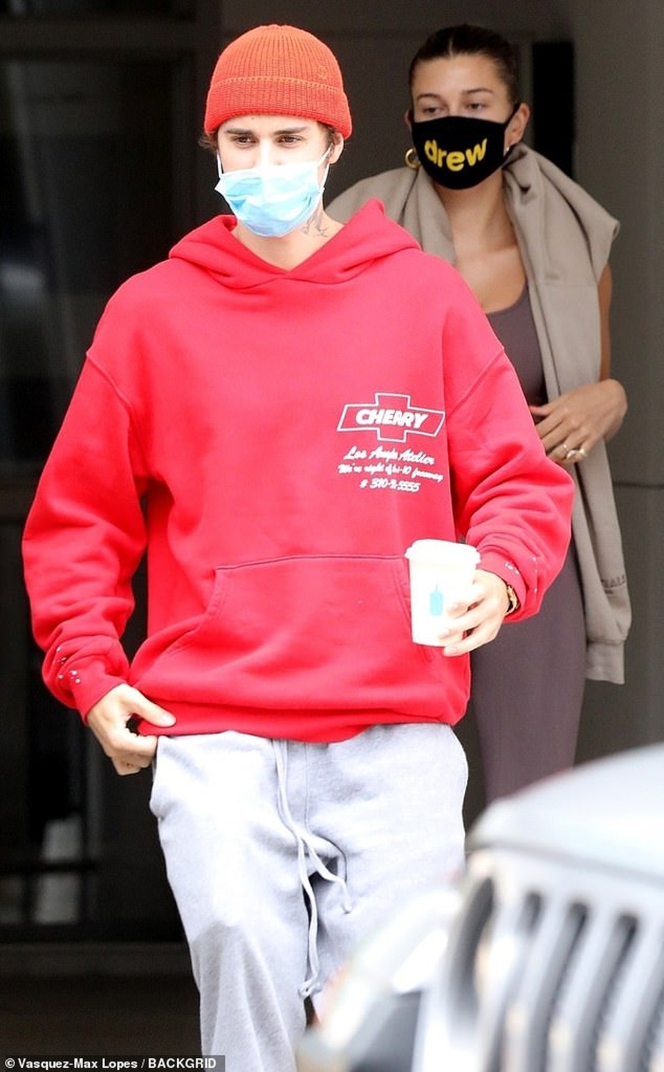 Hailey Bieber diện đồ thể thao, đeo khẩu trang ra phố - 4 Hailey Bieber diện đồ thể thao, đeo khẩu trang ra phố - 4