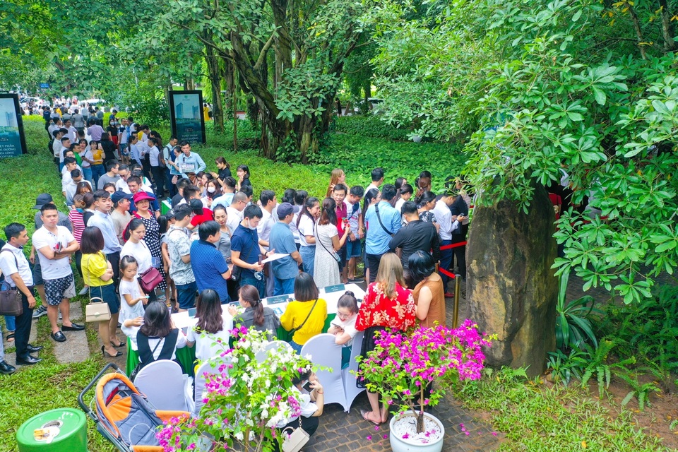 Khách xếp hàng dài để xem nhà mẫu và mua nhà tại Ecopark - 3 Khách xếp hàng dài để xem nhà mẫu và mua nhà tại Ecopark - 3