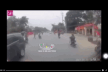 Hà Nội: "Thông chốt" công an, 2 thanh niên đầu trần phi xe máy vào ô tô