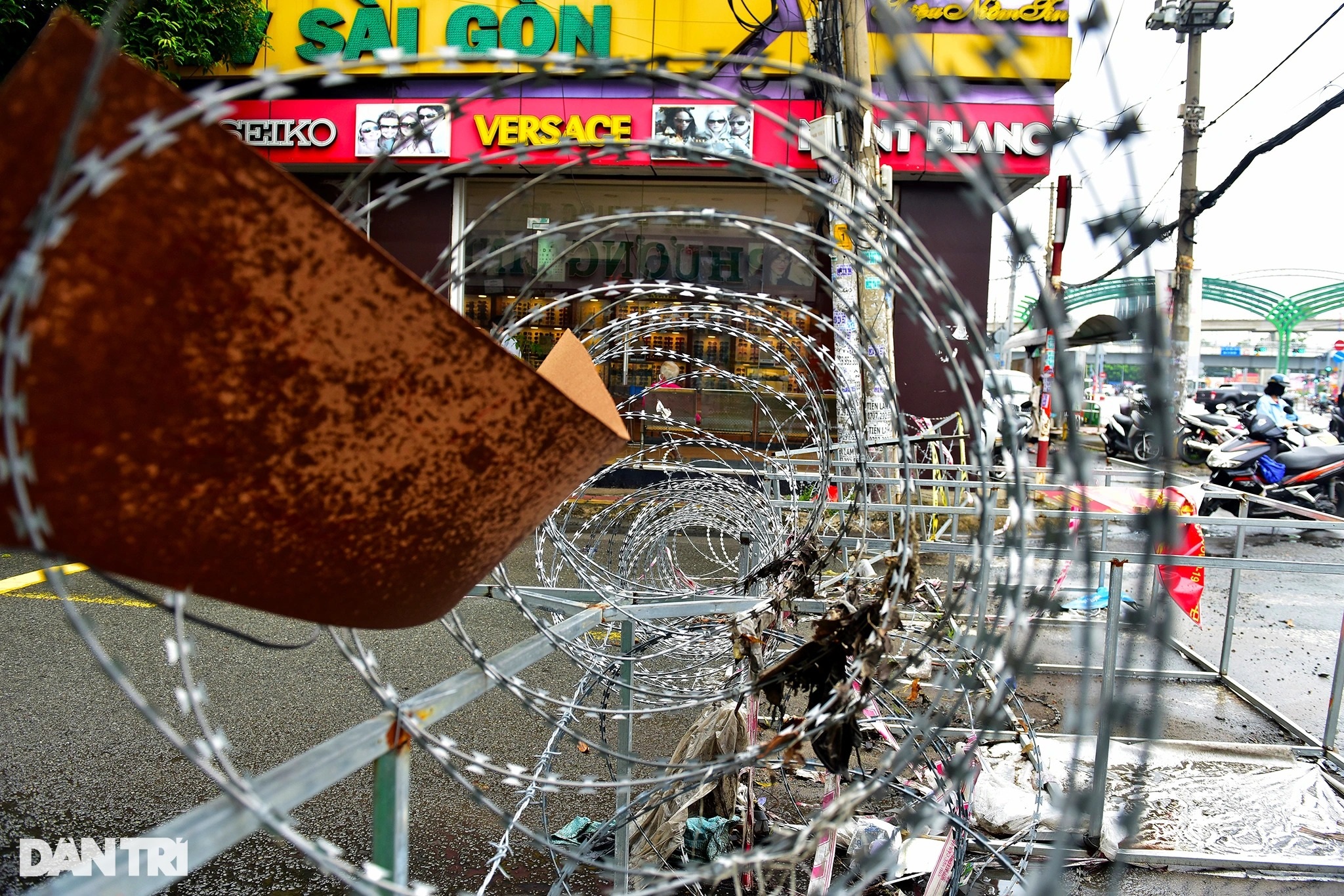 Hàng rào bịt kín hẻm ở Sài Gòn.jpeg Hàng rào bịt kín hẻm ở Sài Gòn.jpeg
