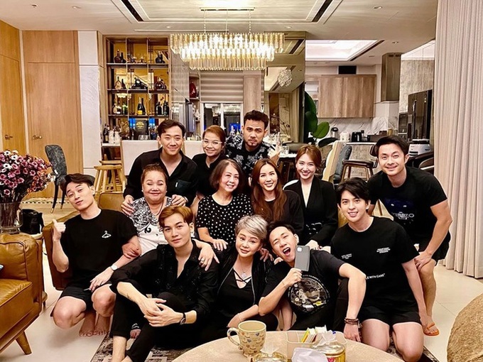NSND Ngọc Giàu tiết lộ lí do không thể đi xa cùng hội bạn đình đám, Trấn Thành lập tức bật khóc nức nở - Ảnh 7. NSND Ngọc Giàu tiết lộ lí do không thể đi xa cùng hội bạn đình đám, Trấn Thành lập tức bật khóc nức nở - Ảnh 7.