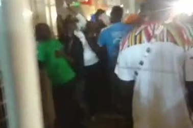 CĐV giẫm đạp chen lấn vào sân khiến 6 người thiệt mạng