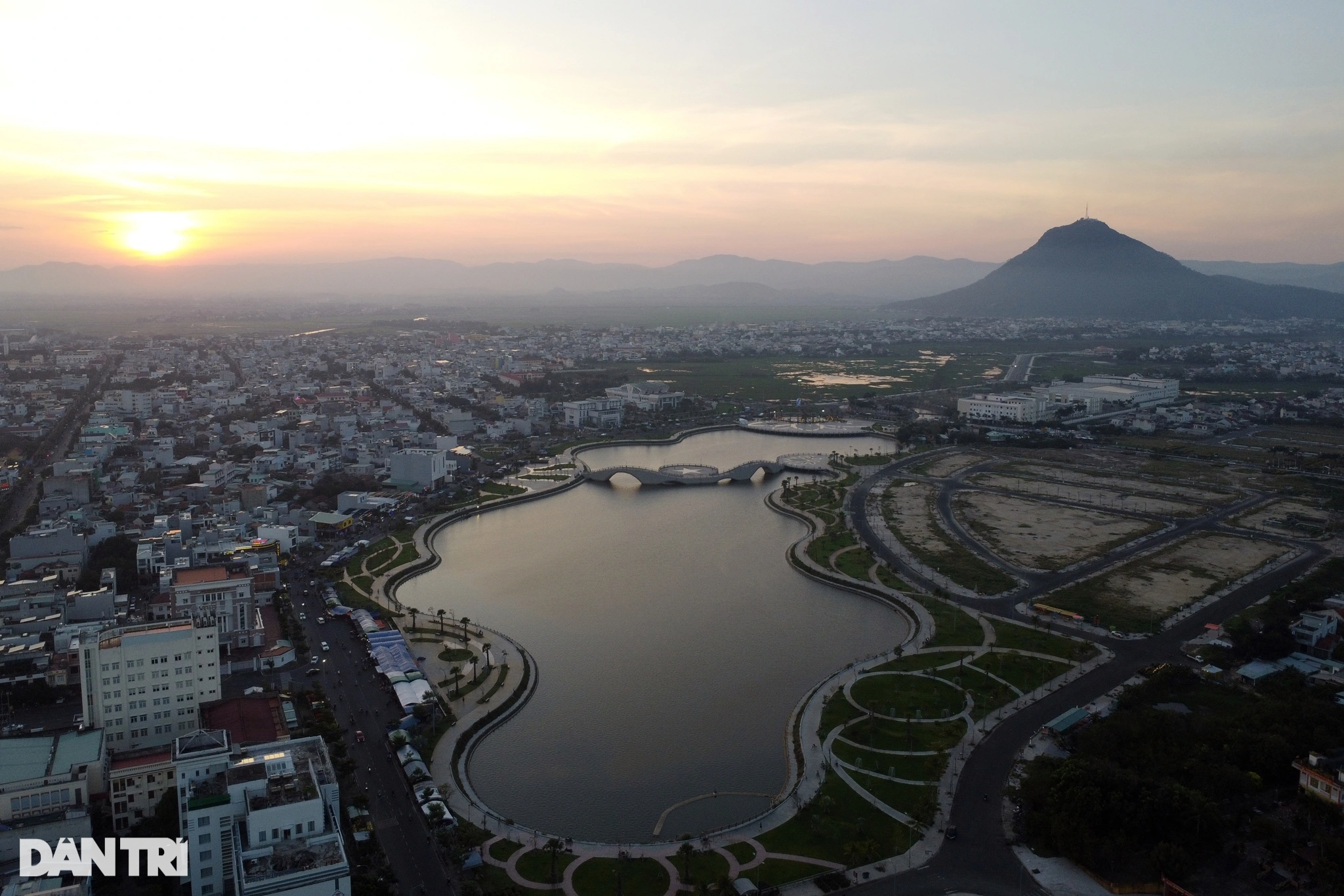 نمای نزدیک از اژدهای غولپیکر که در پارکی در فو ین مروارید پرتاب میکند - ۱۳ Cận cảnh rồng khổng lồ nhả ngọc trong công viên ở Phú Yên - 13