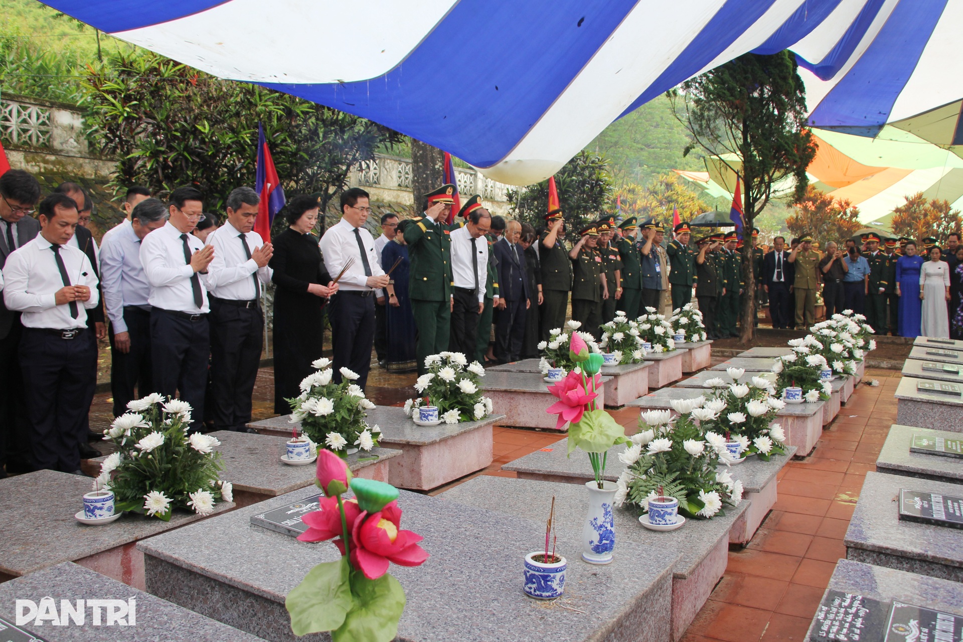 Hồi hương, an táng trọng thể 16 liệt sĩ hy sinh tại Lào và Campuchia - 11 Hồi hương, an táng trọng thể 16 liệt sĩ hy sinh tại Lào và Campuchia - 11