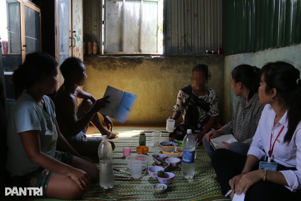 Chuyện ở làng phụ nữ chếnh choáng từ sáng sớm, đàn ông tơ tướp vì rượu - 1