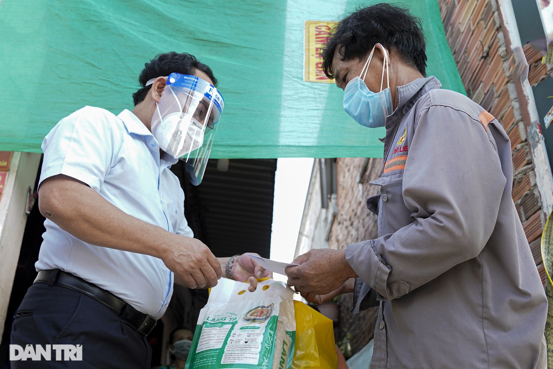 Người dân xóm trọ bật khóc khi nhận quà từ Tổ công tác đặc biệt Bộ LĐ-TBXH - 2