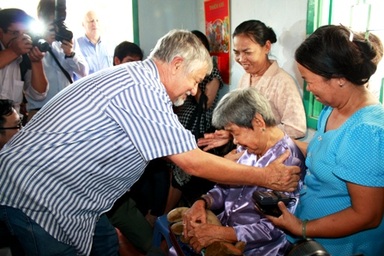 Xúc động giây phút cựu binh Úc trao kỷ vật của người lính Việt Nam