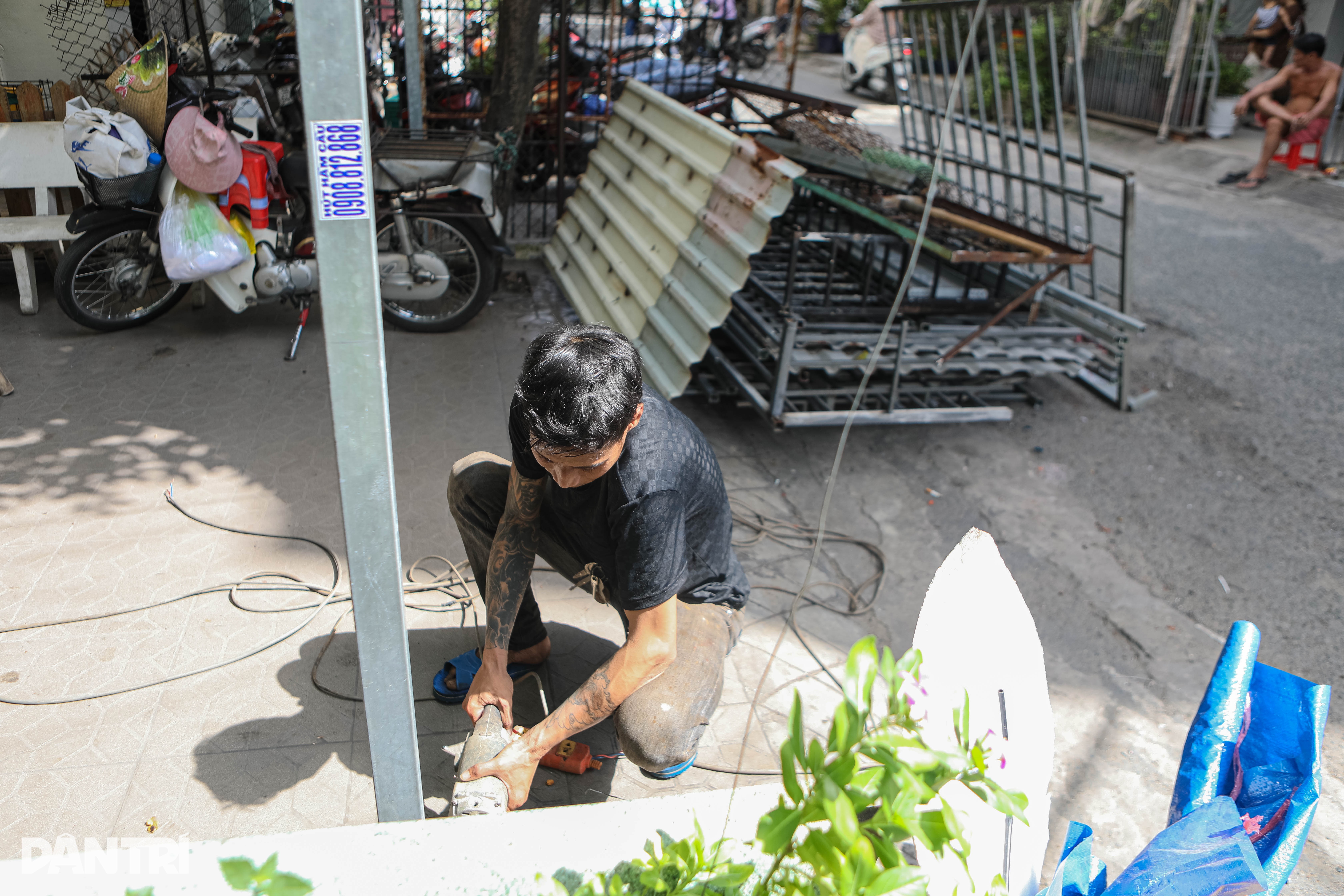 Người dân cư xá Độc Lập tháo dỡ chuồng cọp sau vụ cháy thương tâm - 5