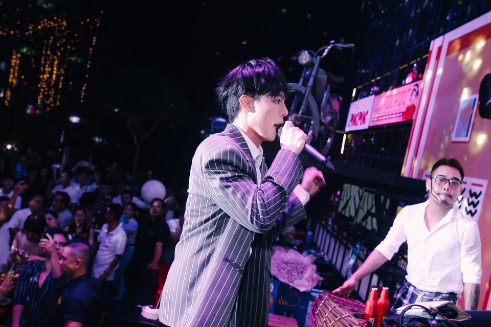 Erik cháy hết mình cùng hàng trăm khán giả - 1 Erik cháy hết mình cùng hàng trăm khán giả - 1