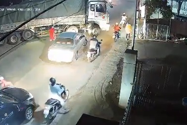 Bài học đắt giá cho tài xế xe con thích "điền vào chỗ trống"