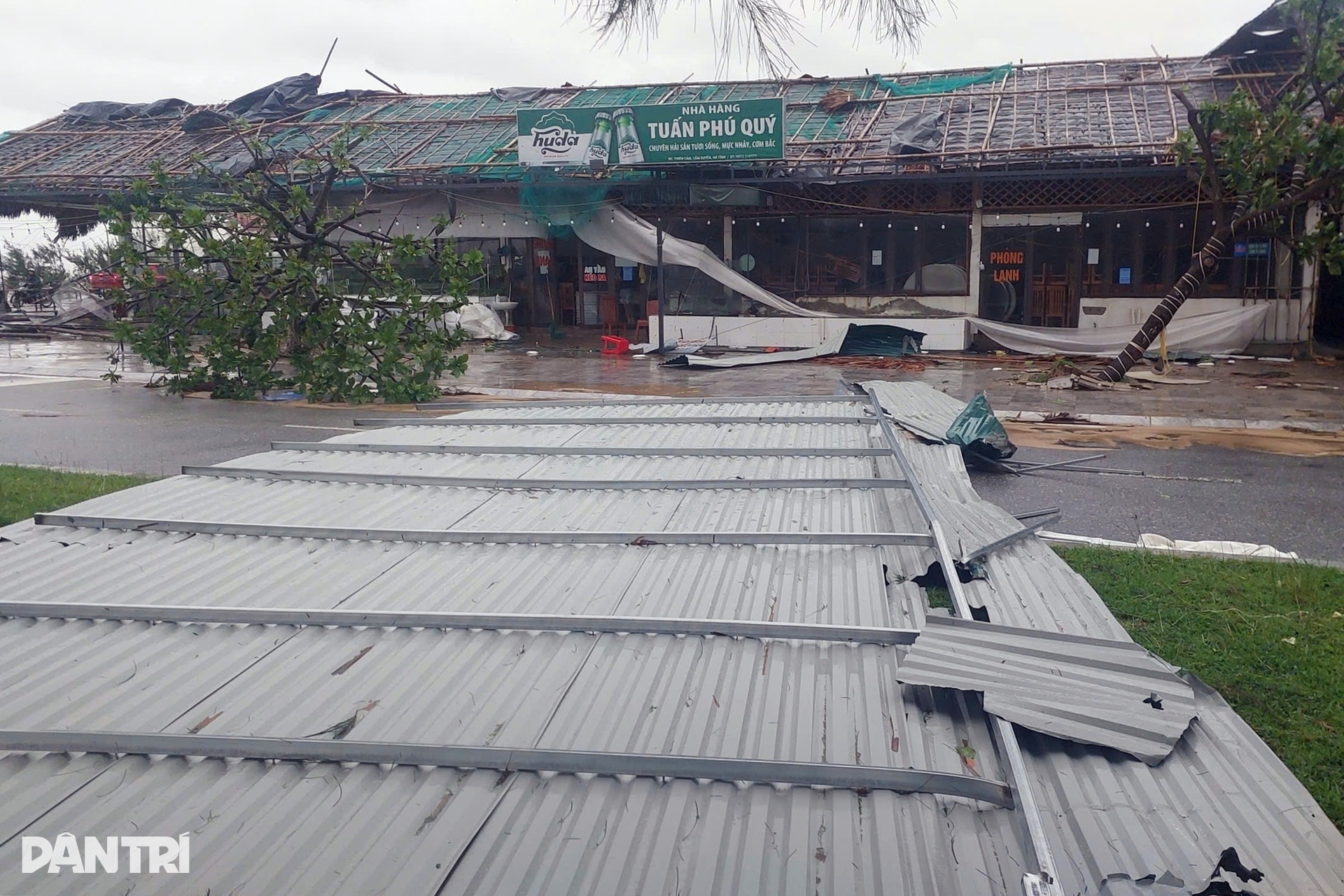 Cảnh đổ nát sau khi bão Bualoi quần thảo qua miền Trung - 7 Cảnh đổ nát sau khi bão Bualoi quần thảo qua miền Trung - 7