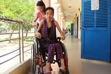 Nữ sinh đất võ ngồi xe lăn vào đại học