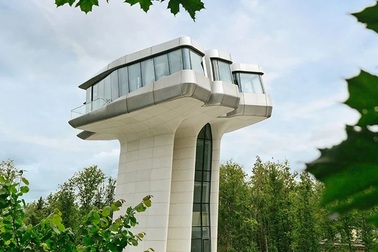 Dinh thự phỏng theo tàu vũ trụ bí ẩn giữa rừng của đại gia bất động sản