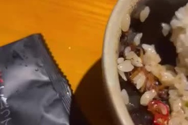 Khách sốc khi phát hiện có xác gián trong bát cơm của nhà hàng ở TPHCM