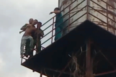 Trung tá công an thuyết phục nam thanh niên bỏ ý định tự tử