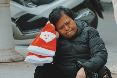 Noel buồn vì vắng khách Tây, hàng rong thiểu não ngồi "đuổi ruồi" trên phố
