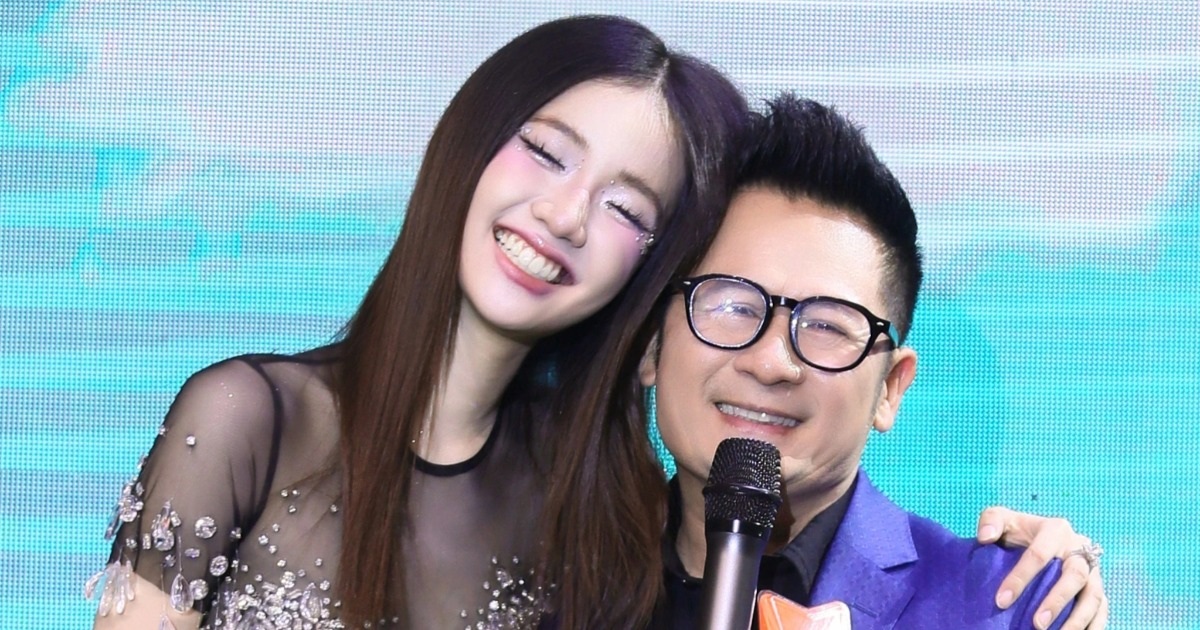 Con gái nuôi Bằng Kiều 17 tuổi thông thạo 3 ngoại ngữ, chơi nhiều nhạc cụ