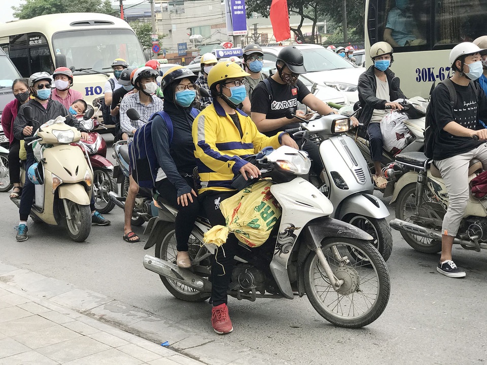 Dịch vụ xe ôm đắt khách khi dòng người ùn ùn trở lại Thủ đô - 3 Dịch vụ xe ôm đắt khách khi dòng người ùn ùn trở lại Thủ đô - 3