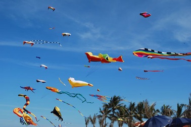 Độc đáo những cánh diều trên bãi biển Cửa Đại