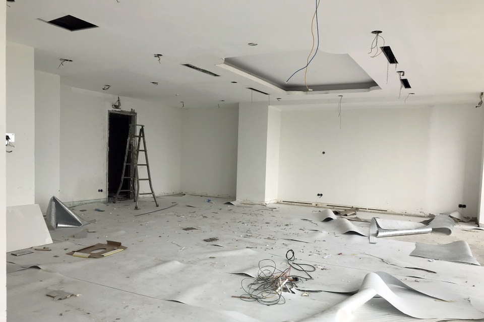 Hà Nội cắt mái bê tông tầng 18 tòa nhà 8B Lê Trực - 8