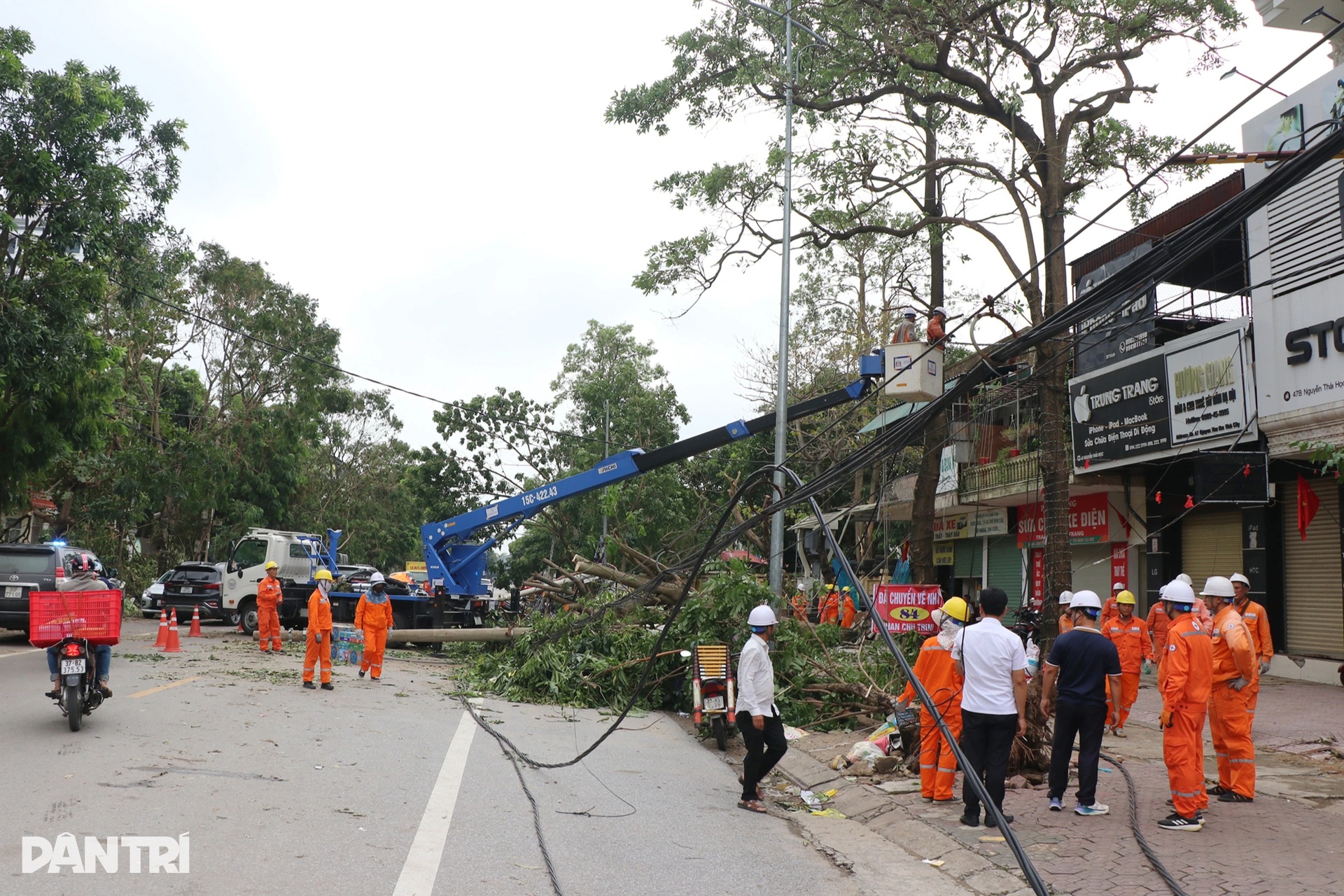 Những người thợ áo cam căng mình dựng cột, nối đường dây sau bão Kajiki - 15 Những người thợ áo cam căng mình dựng cột, nối đường dây sau bão Kajiki - 15