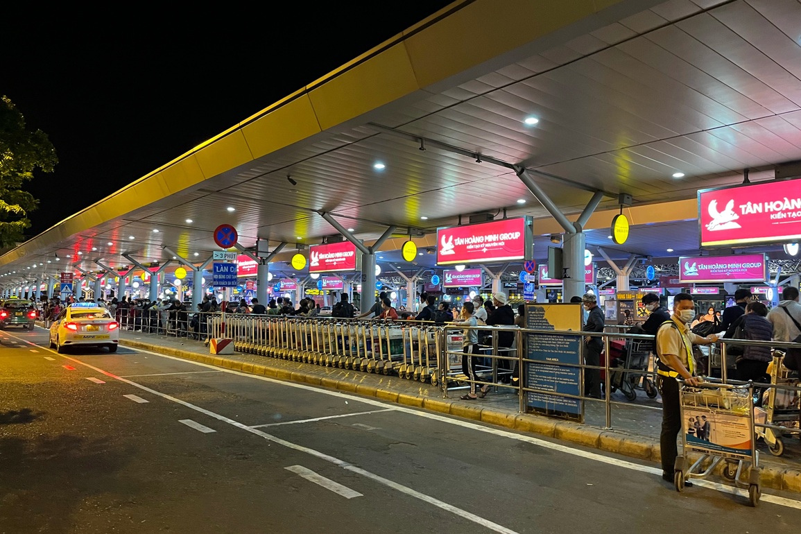 Đợi 90 phút mới lấy được hành lý ở Tân Sơn Nhất, lâu hơn cả bay vào TPHCM - 3 Đợi 90 phút mới lấy được hành lý ở Tân Sơn Nhất, lâu hơn cả bay vào TPHCM - 3