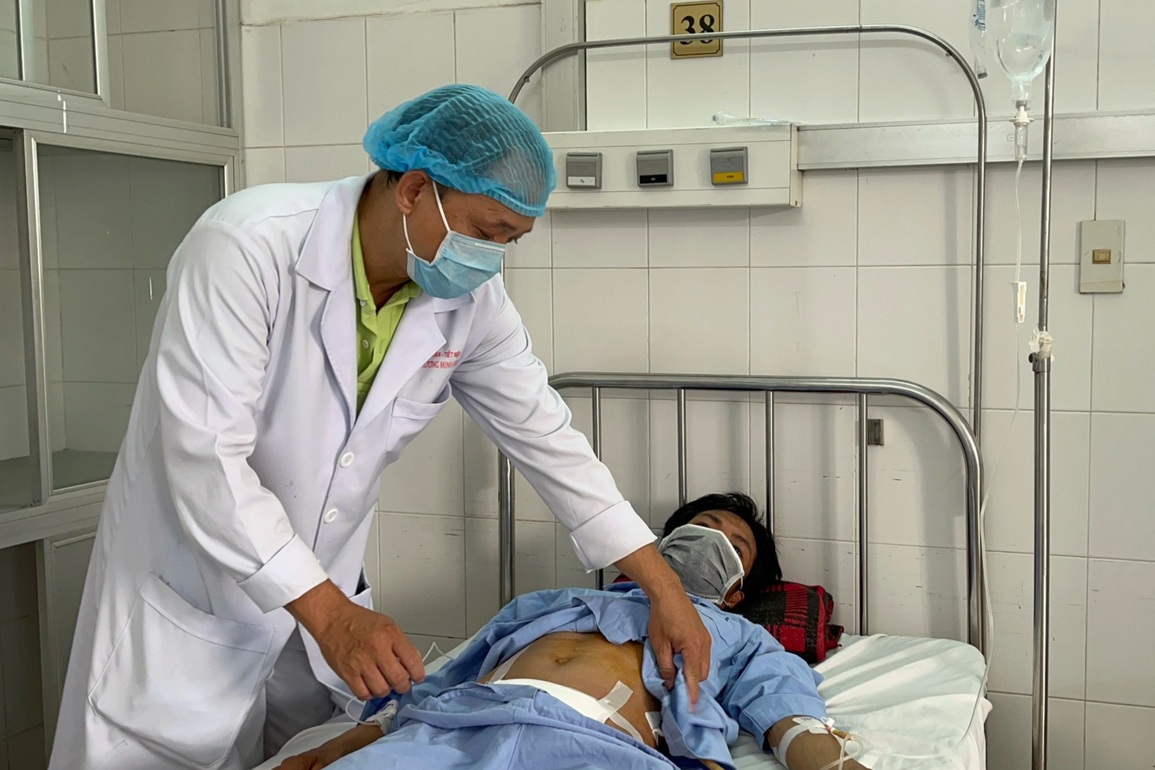 Sỏi to như quả trứng gà trong bàng quang người đàn ông 27 tuổi - 1 Sỏi to như quả trứng gà trong bàng quang người đàn ông 27 tuổi - 1