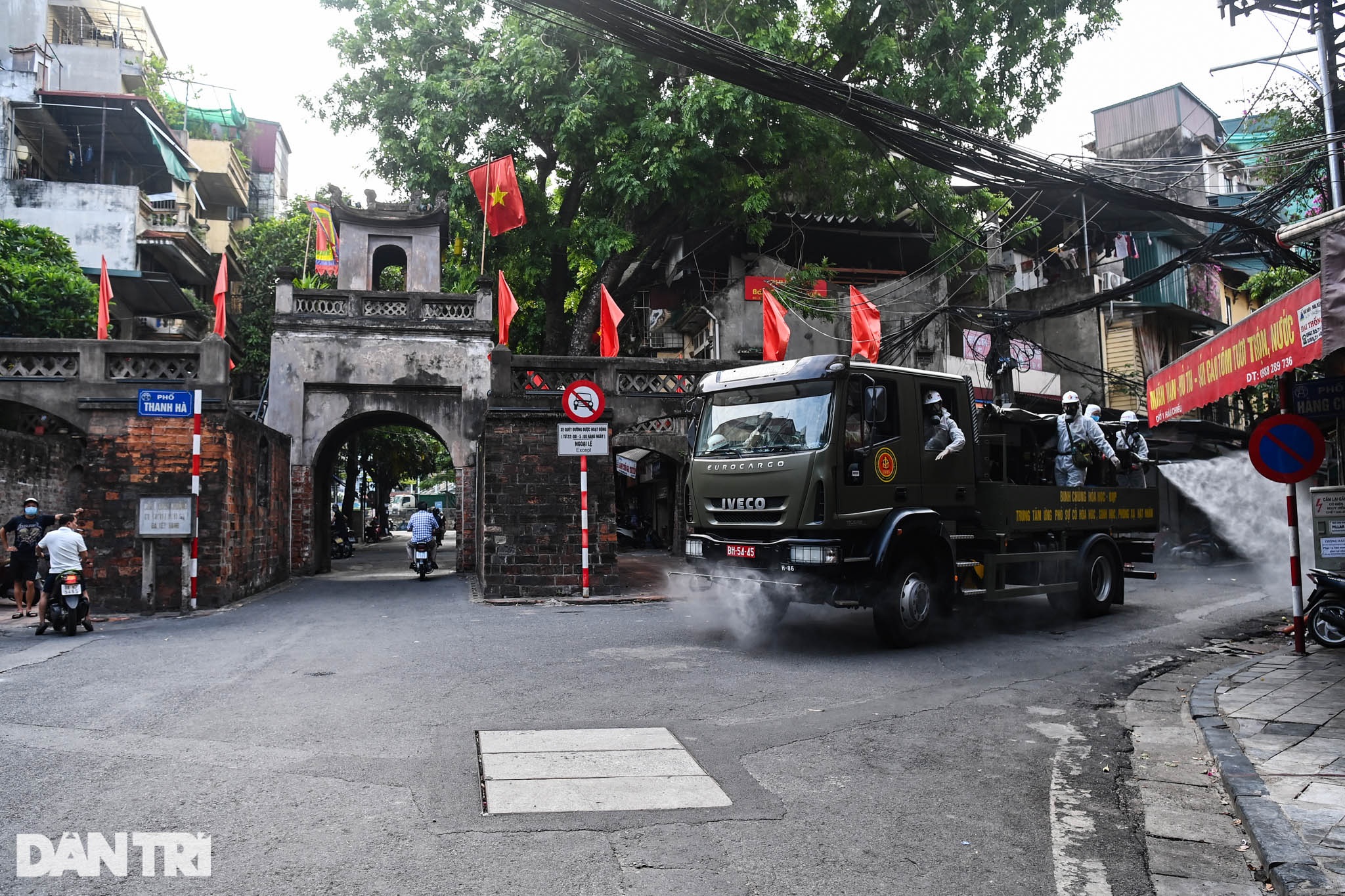 Đoàn xe đặc chủng phun khử khuẩn nhiều tuyến phố trung tâm Hà Nội - 10 Đoàn xe đặc chủng phun khử khuẩn nhiều tuyến phố trung tâm Hà Nội - 10