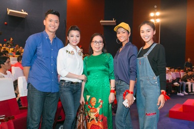 Hồ Đức Vĩnh cùng hoa hậu H'Hen Niê trao yêu thương dịp xuân về