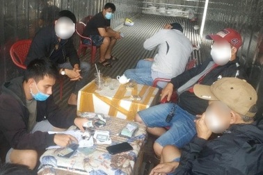 Nhiều "con bạc" chui vào thùng xe container say sưa sát phạt