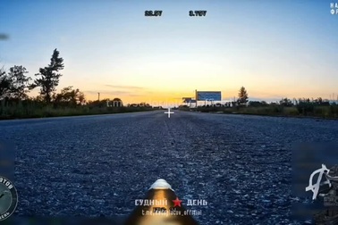 UAV FPV Nga nằm im trên đường, xe cơ giới Ukraine vô phương trốn thoát