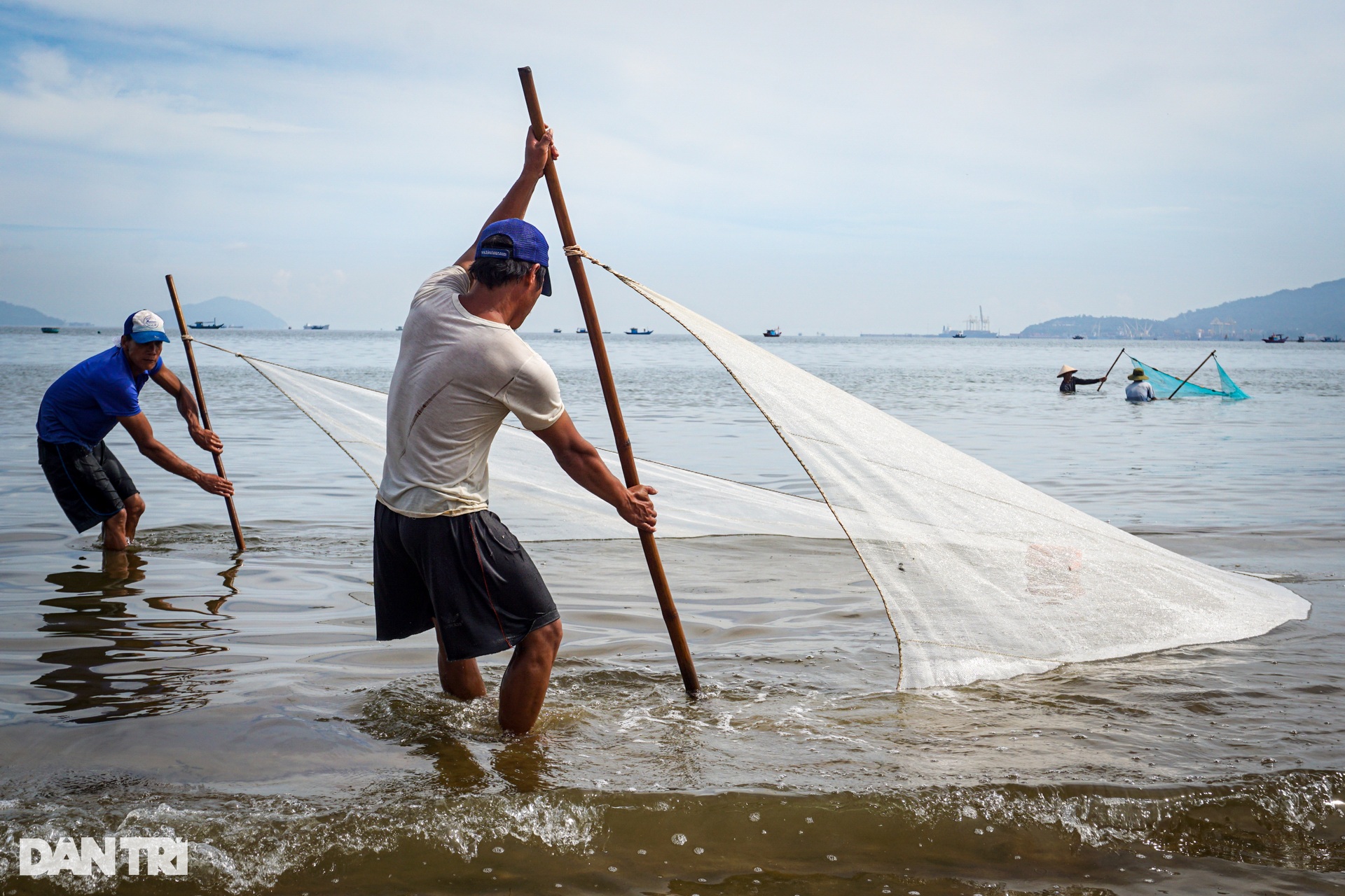 Ngư dân xoay vòng trên biển, rẽ sóng, hóng con bé tí teo - 3 Ngư dân xoay vòng trên biển, rẽ sóng, hóng con bé tí teo - 3