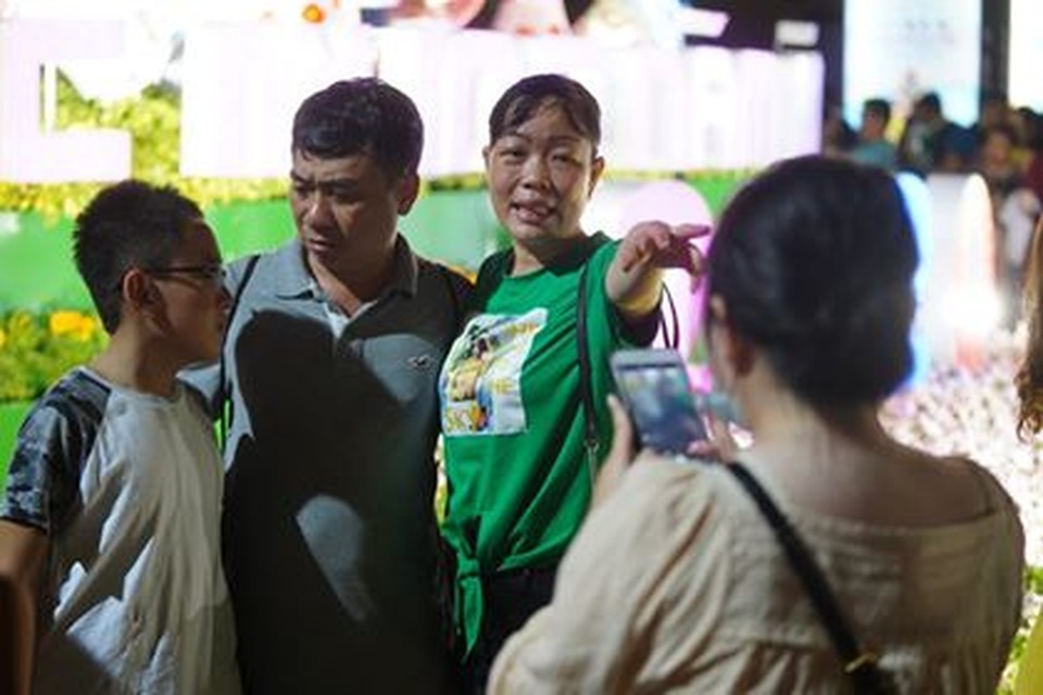Giành giật nhau chọn chỗ chụp hình trên đường hoa Nguyễn Huệ - 16 Giành giật nhau chọn chỗ chụp hình trên đường hoa Nguyễn Huệ - 16